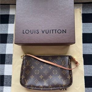 Louis Vuitton Pochette-excellent like new condition